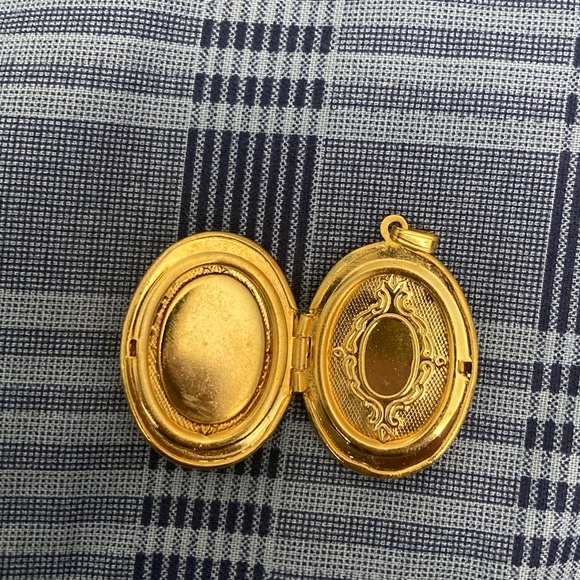 Cameo locket - Picture 3 of 4